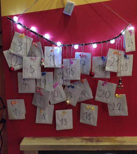Děti čtou příběh z adventního kalendáře