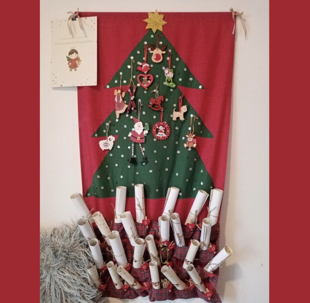 Dítě luští adventní tajenku z kalendáře s příběhem